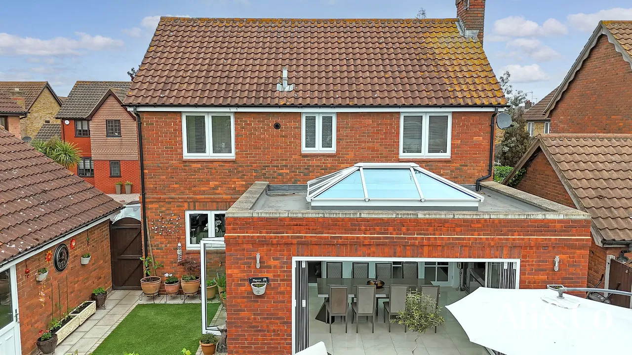 Conrad Close, Grays, Essex, RM16 2TW, photo 2