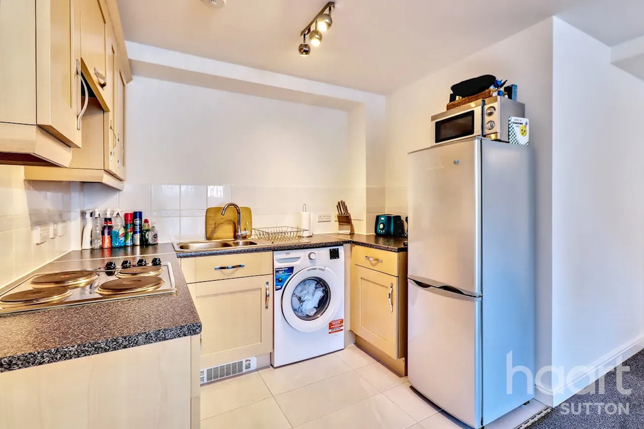 2 bed flat for sale, Station Approach, Epsom, KT19