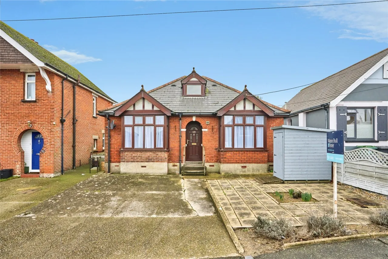 3 bed house for sale, Horsebridge Hill, Newport, PO30