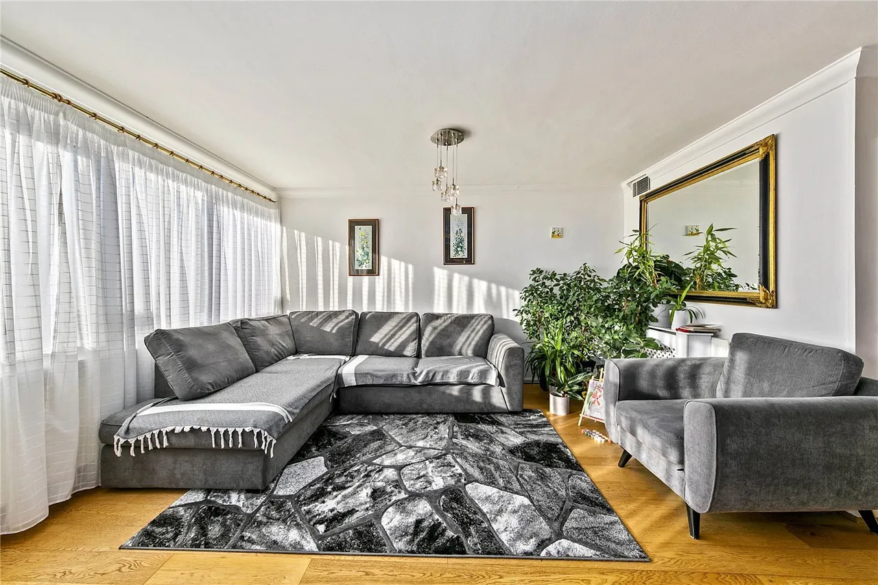 Park Close, Hampton, TW12, photo 2