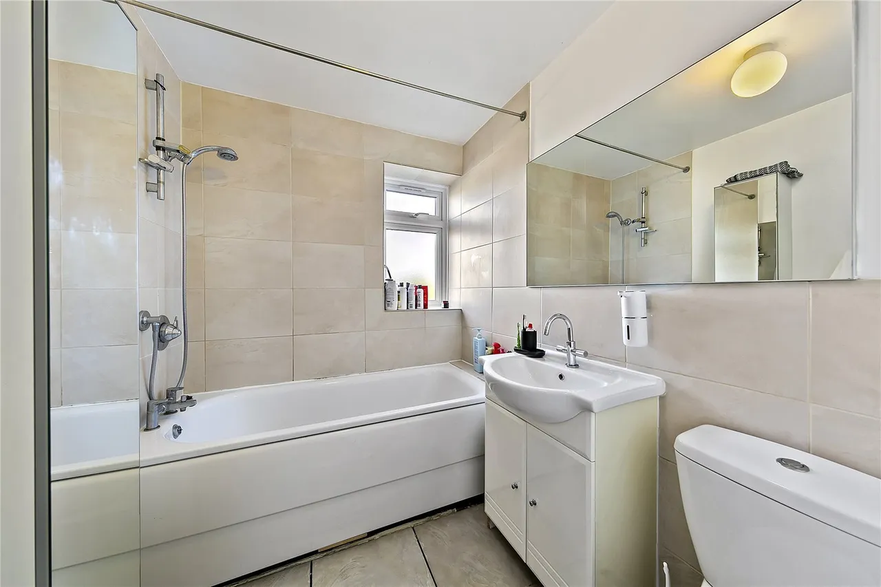 Park Close, Hampton, TW12, photo 9