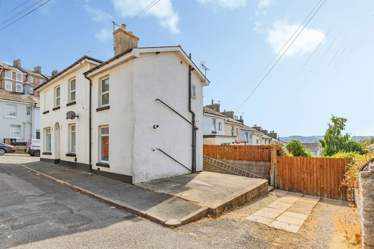 2 bed flat for sale — Cavern Road, Torquay