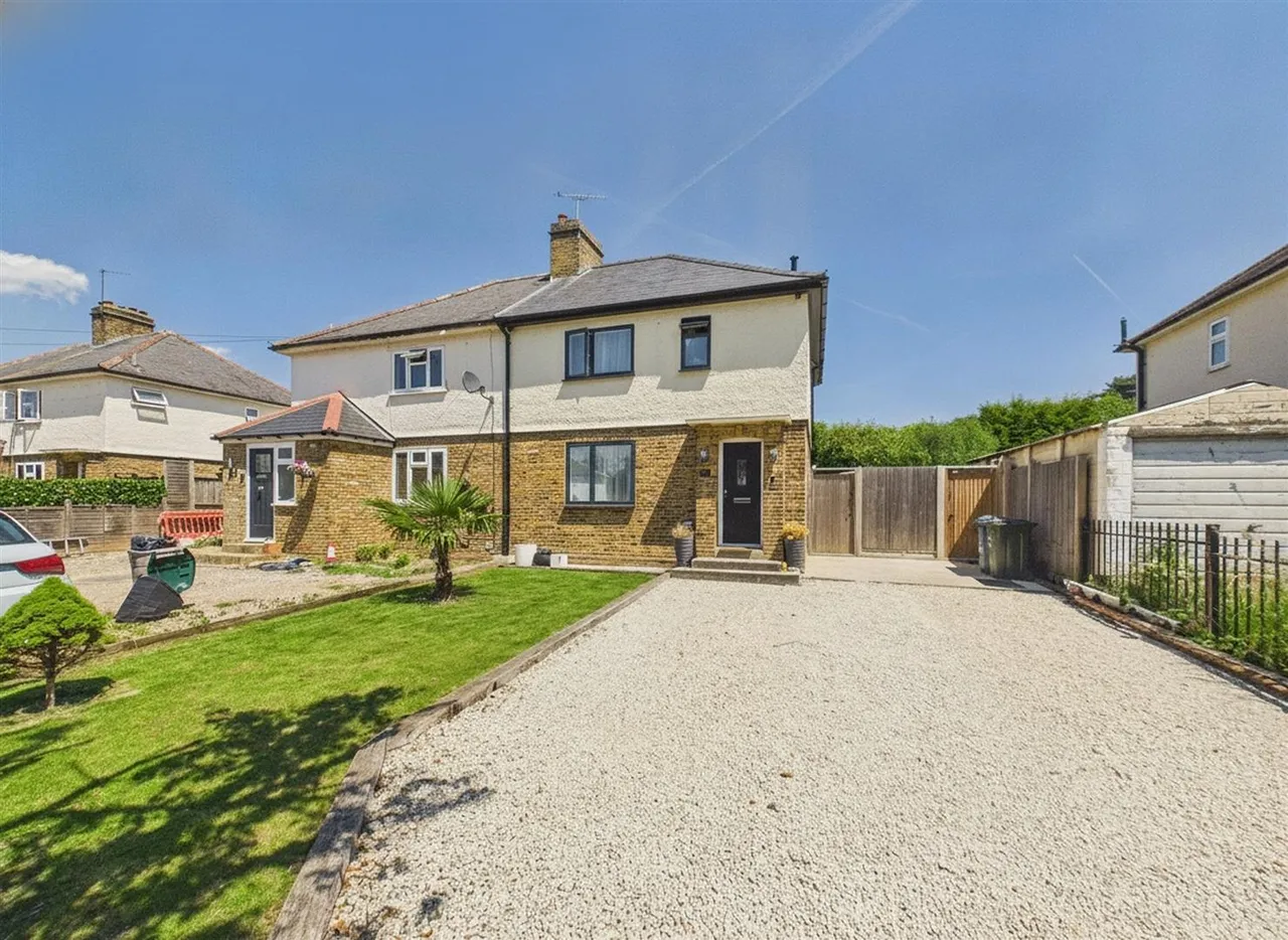 3 bed property for sale — Truesdale Drive, Harefield, Uxbridge, Middlesex, UB9 6AY