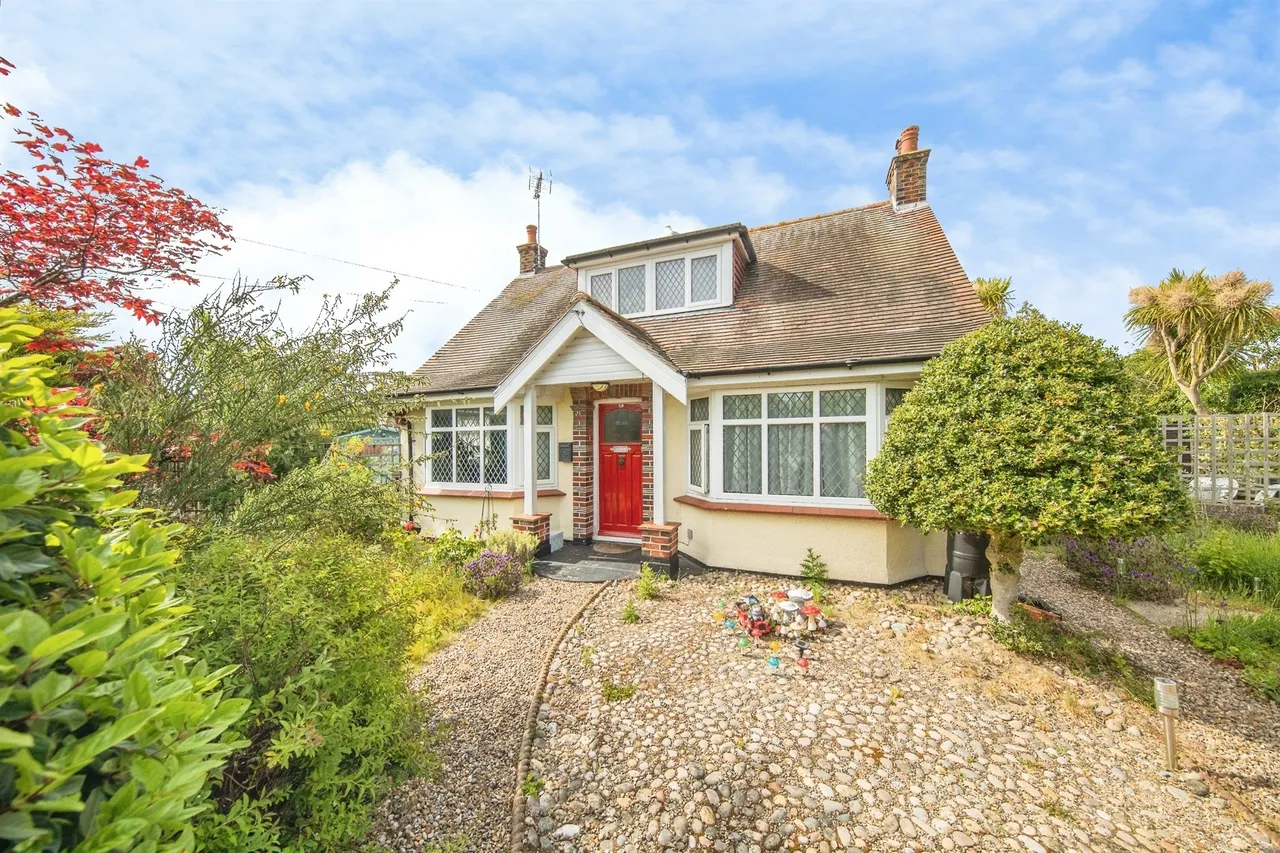 3 bed house for sale — Merrilees Crescent, Holland-on-Sea, CLACTON-ON-SEA