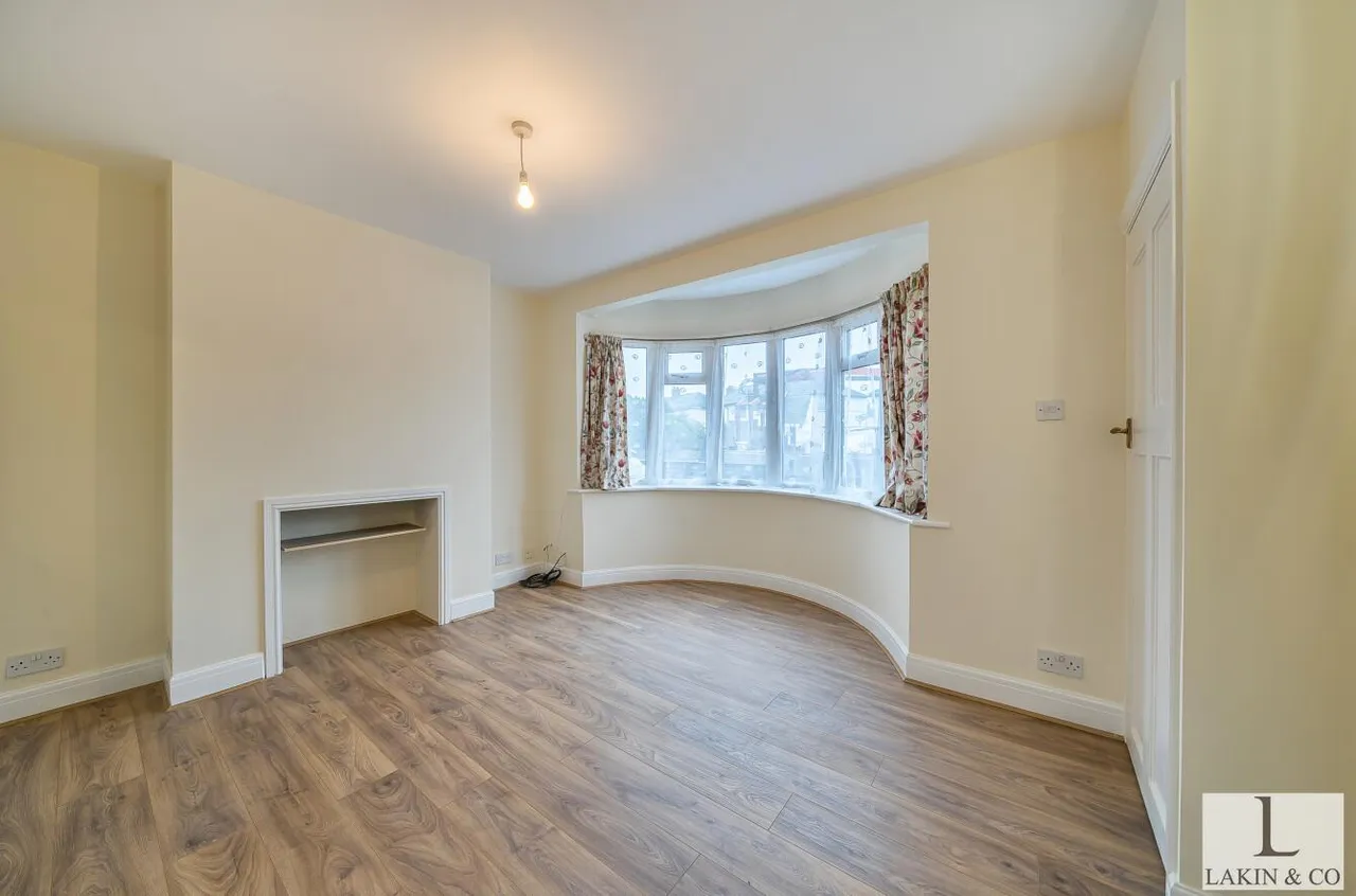 Glebe Avenue, Ickenham, UB10 8PG, photo 2
