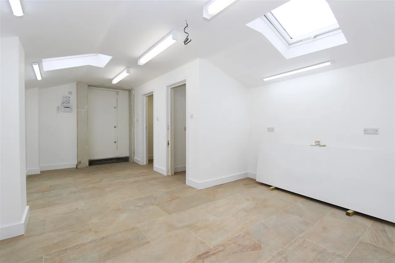 Glebe Avenue, Ickenham, UB10 8PG, photo 9