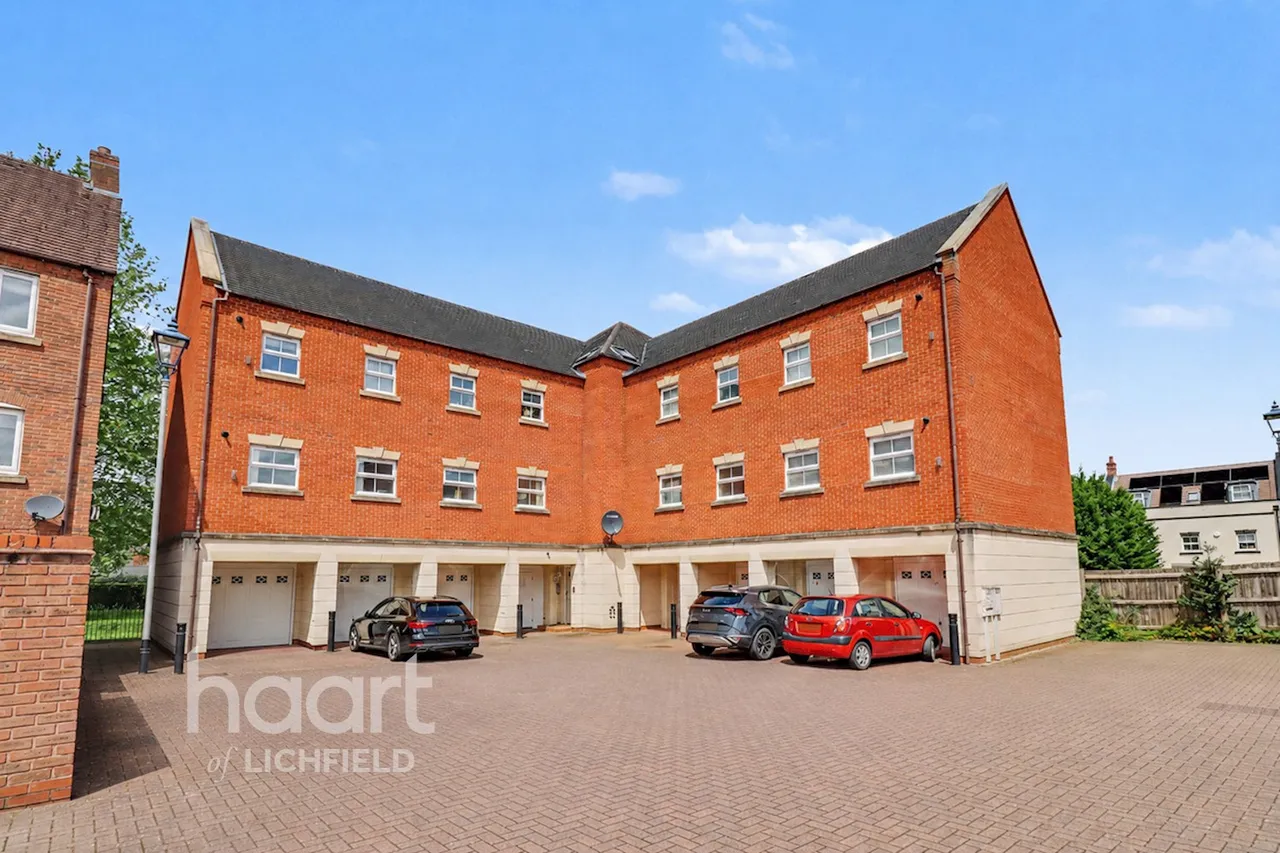 2 bed flat for sale, Thacker Drive, Lichfield, WS13