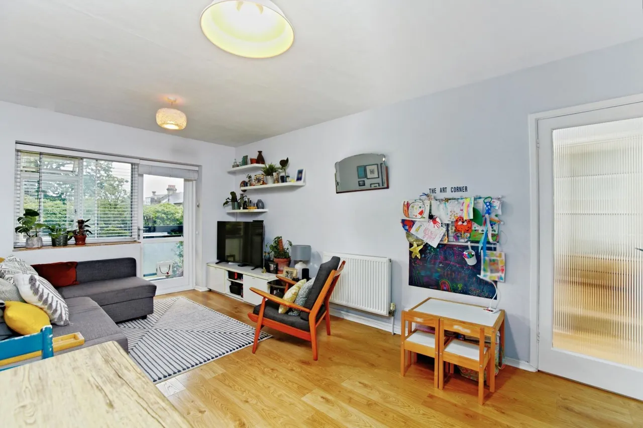 2 bed flat for sale, Oaks Avenue, London, SE19
