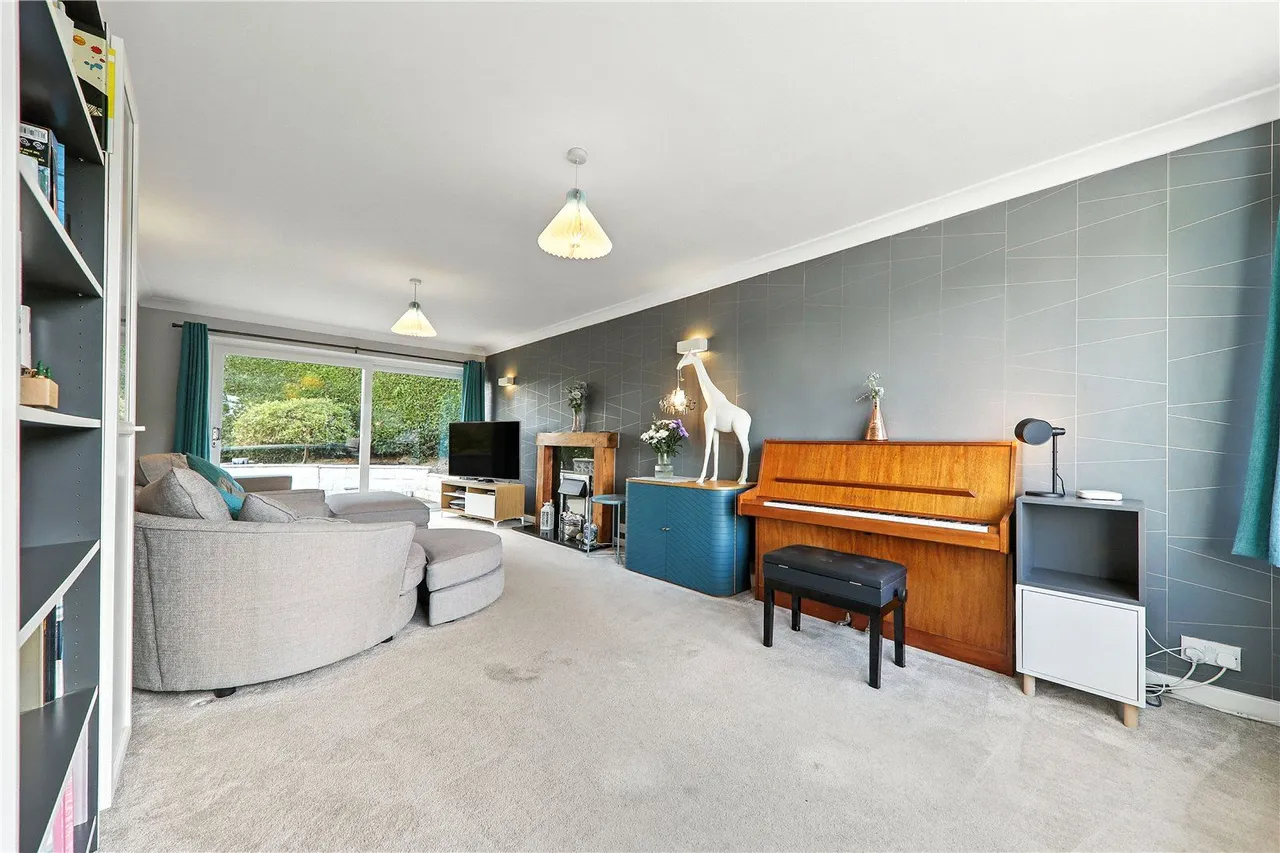 Woodhill Court, Leeds, LS16, photo 2
