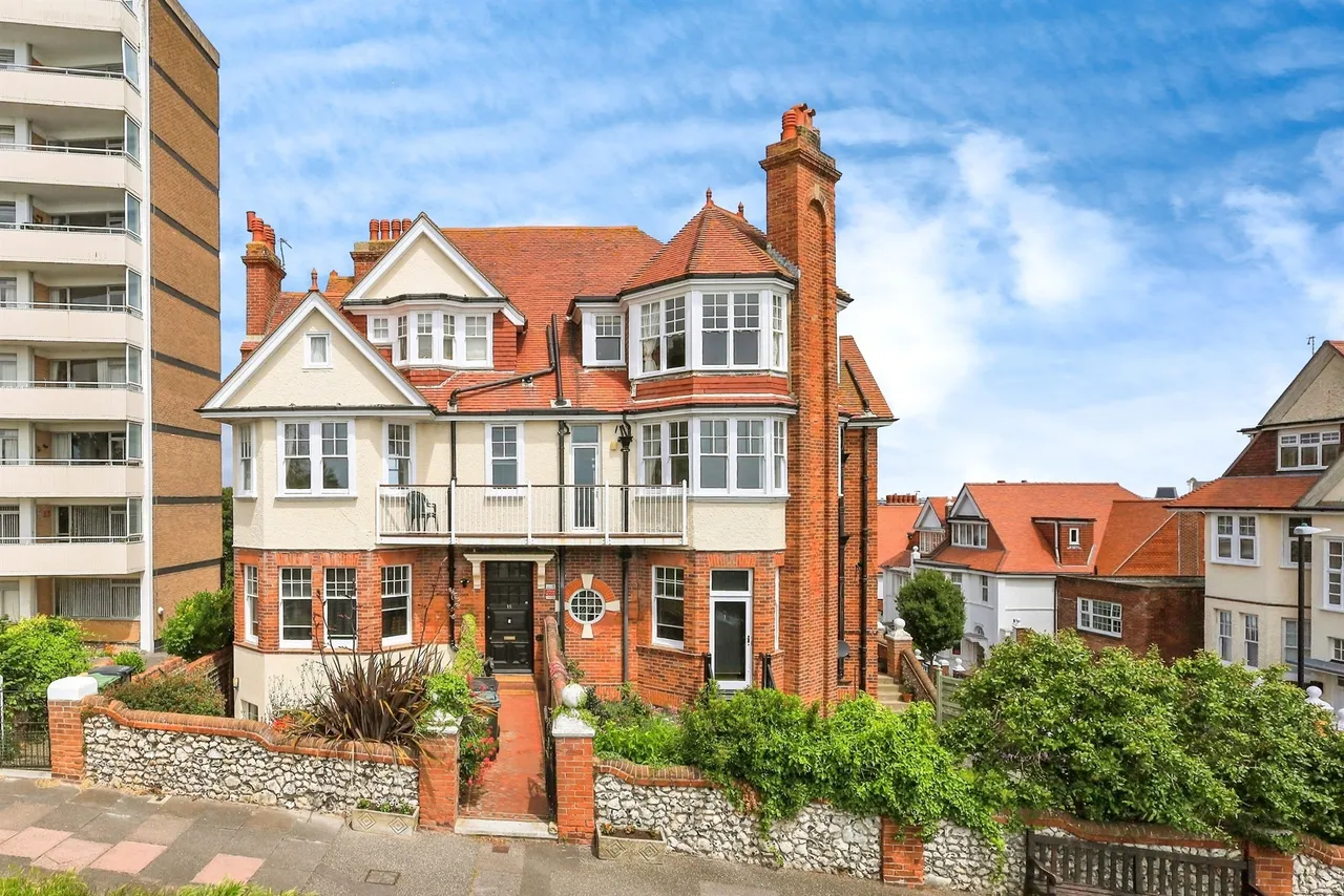3 bed flat for sale, South Cliff Avenue, Eastbourne, BN20