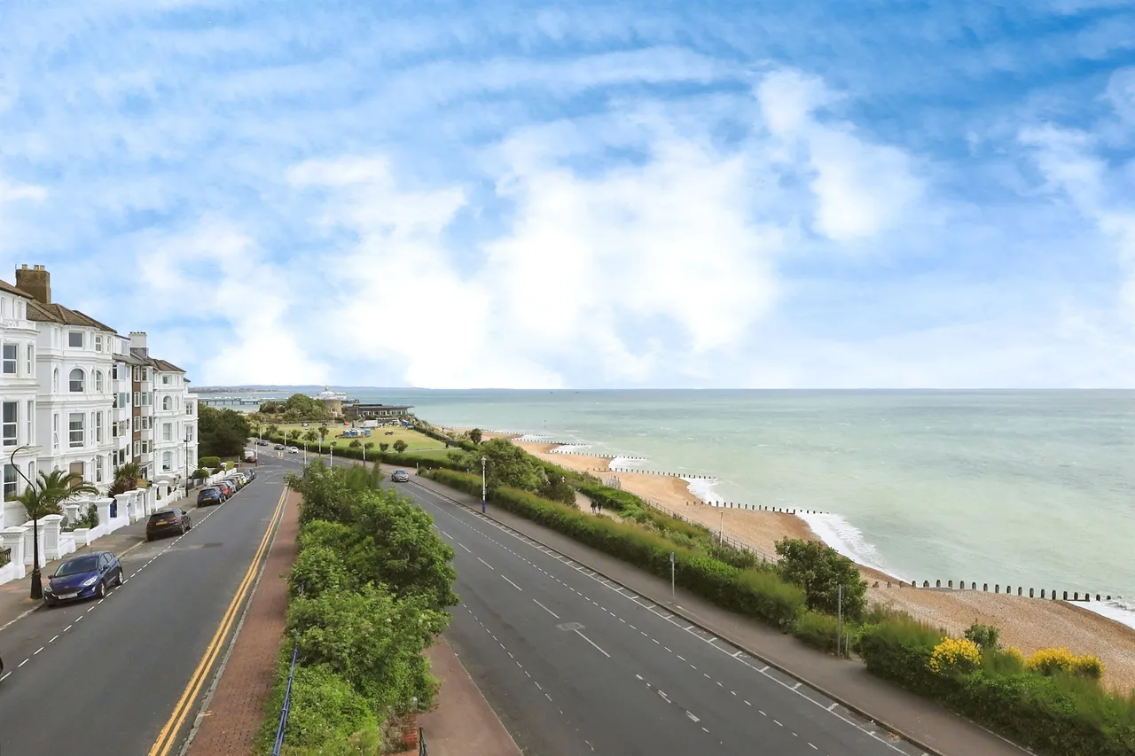 South Cliff Avenue, Eastbourne, BN20, photo 10
