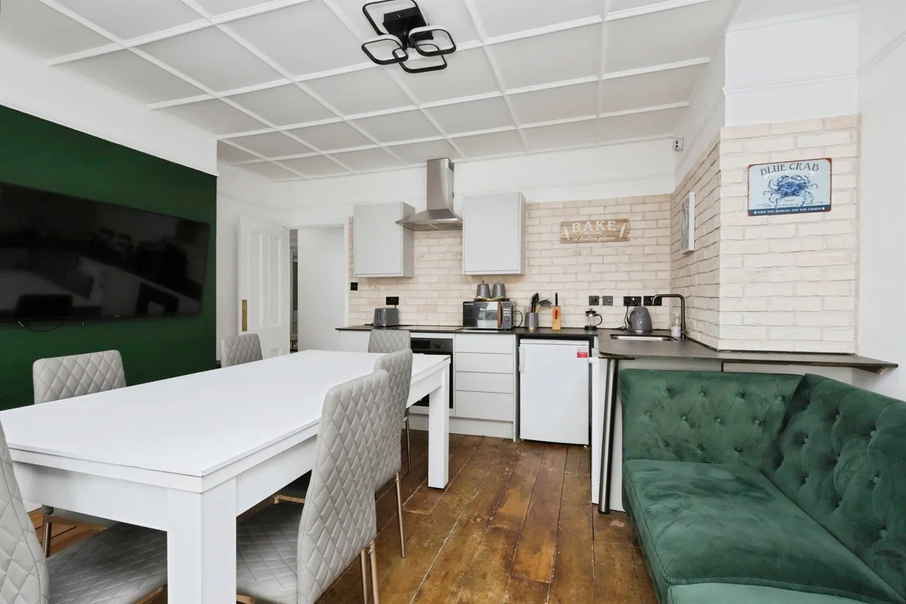 South Cliff Avenue, Eastbourne, BN20, photo 3