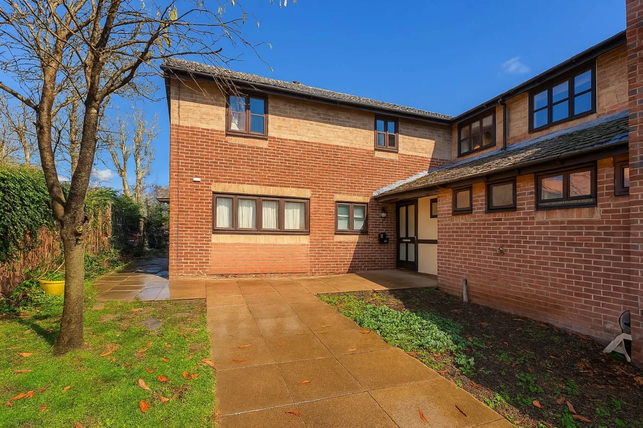 1 bed flat to rent — The Firs, 21 Kingshill, CO10 0EH
