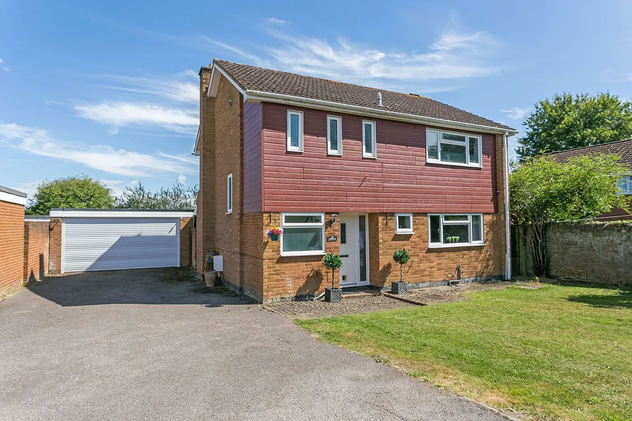 Avondale, Cranbrook Drive, Maidenhead, Berkshire, photo 2