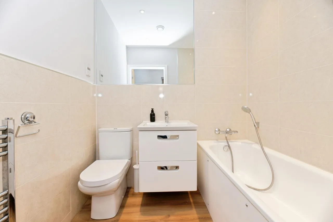 Merchant Close, Epsom, KT19, photo 15