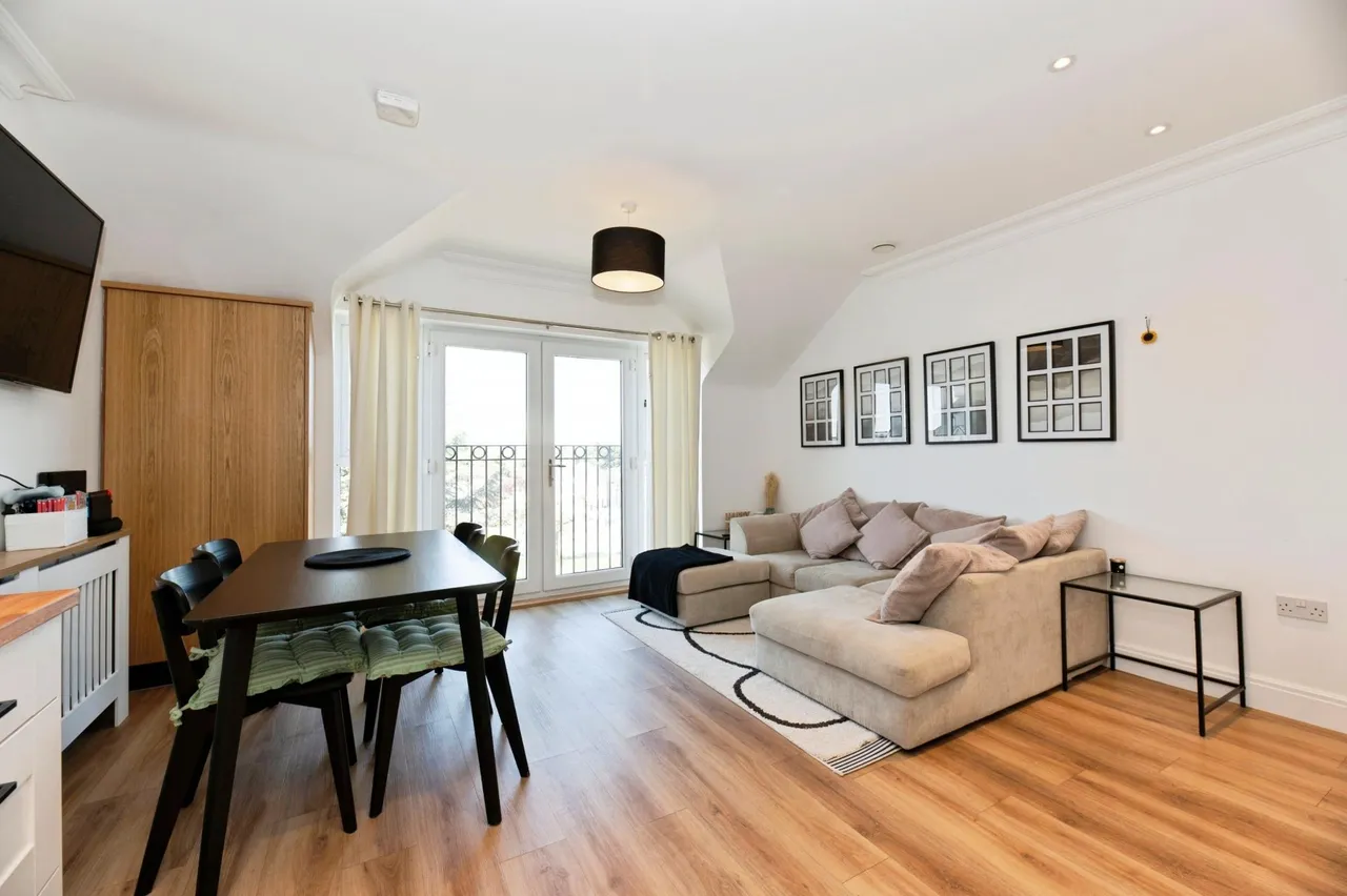 Merchant Close, Epsom, KT19, photo 5