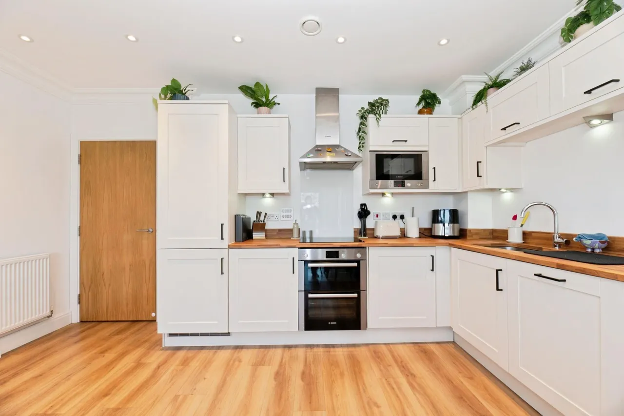 2 bed flat for sale, Merchant Close, Epsom, KT19