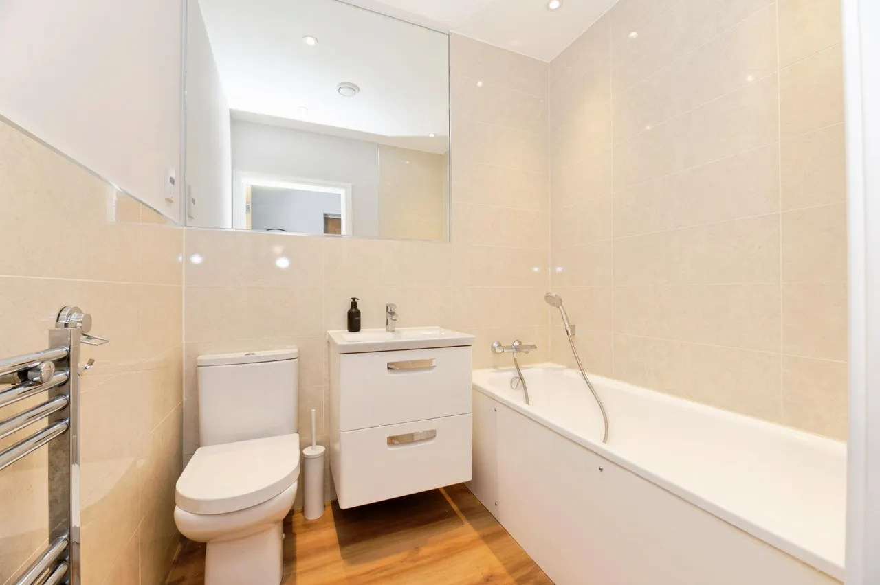 Merchant Close, Epsom, KT19, photo 14