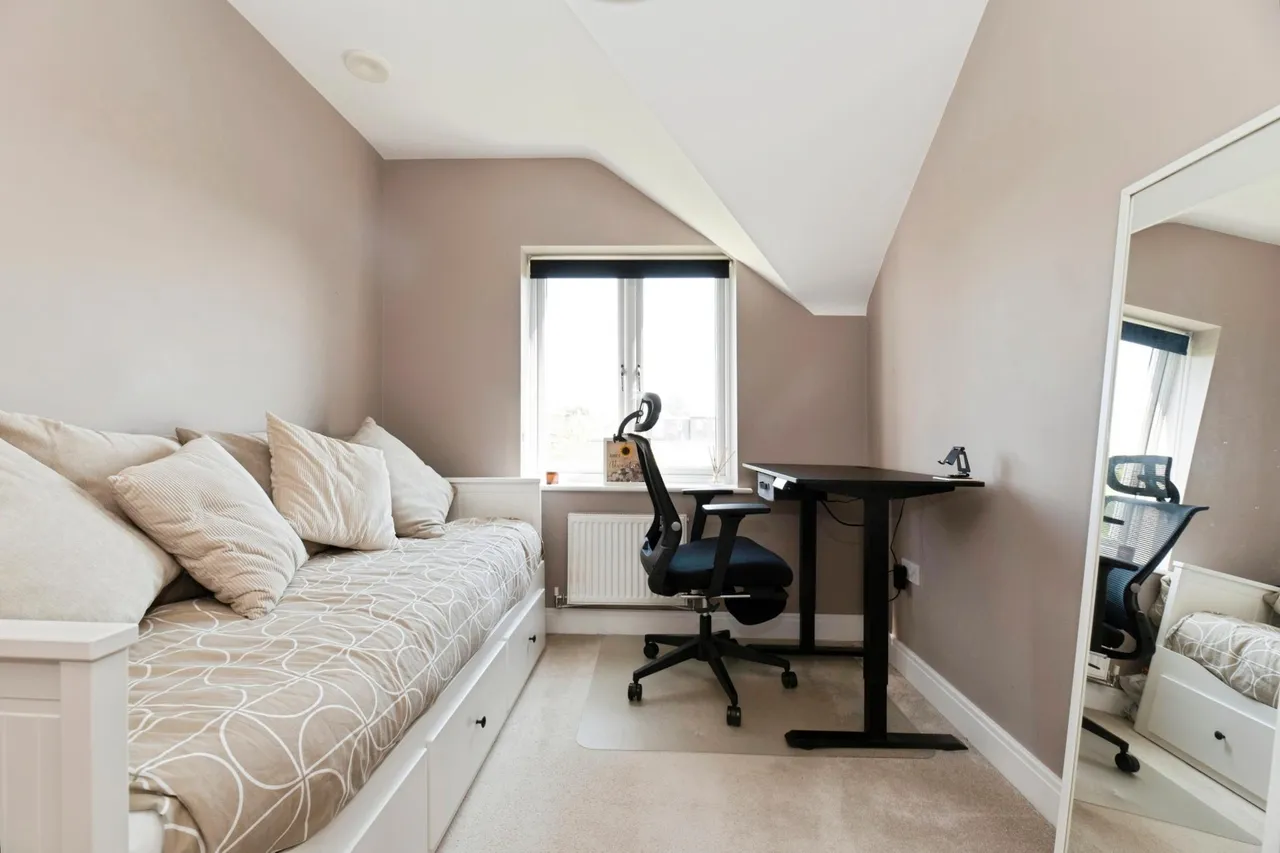 Merchant Close, Epsom, KT19, photo 13