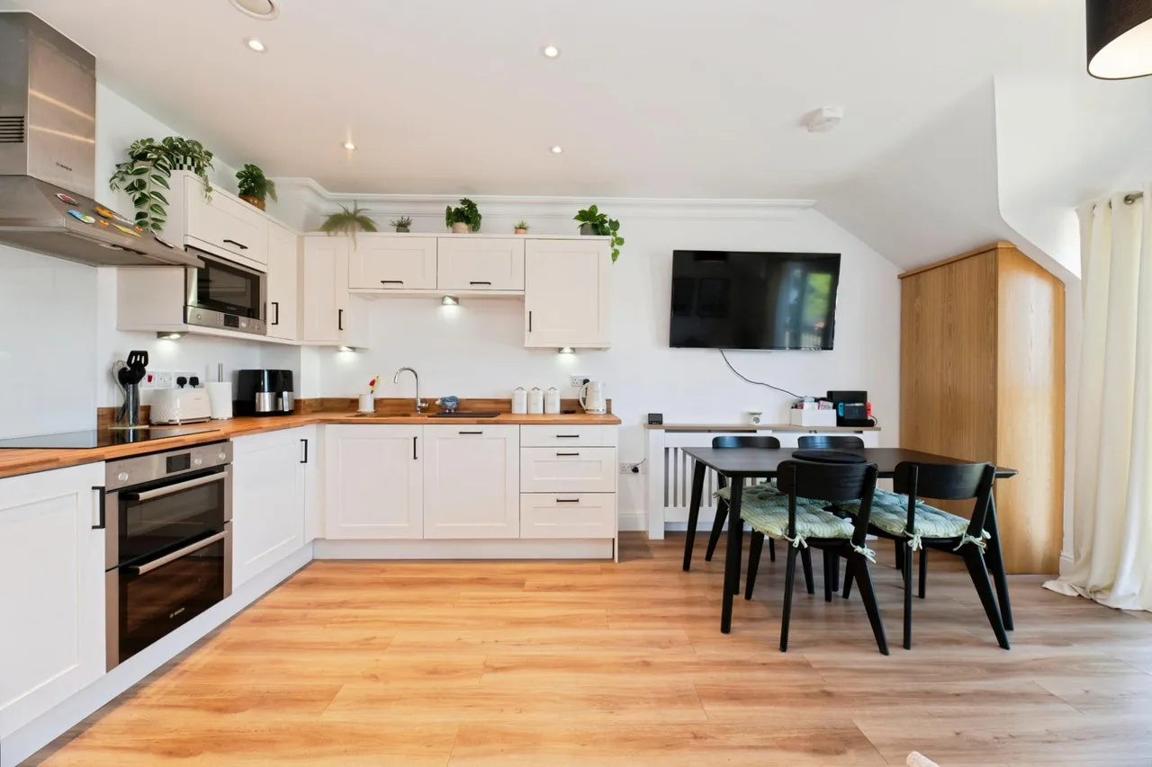 Merchant Close, Epsom, KT19, photo 2