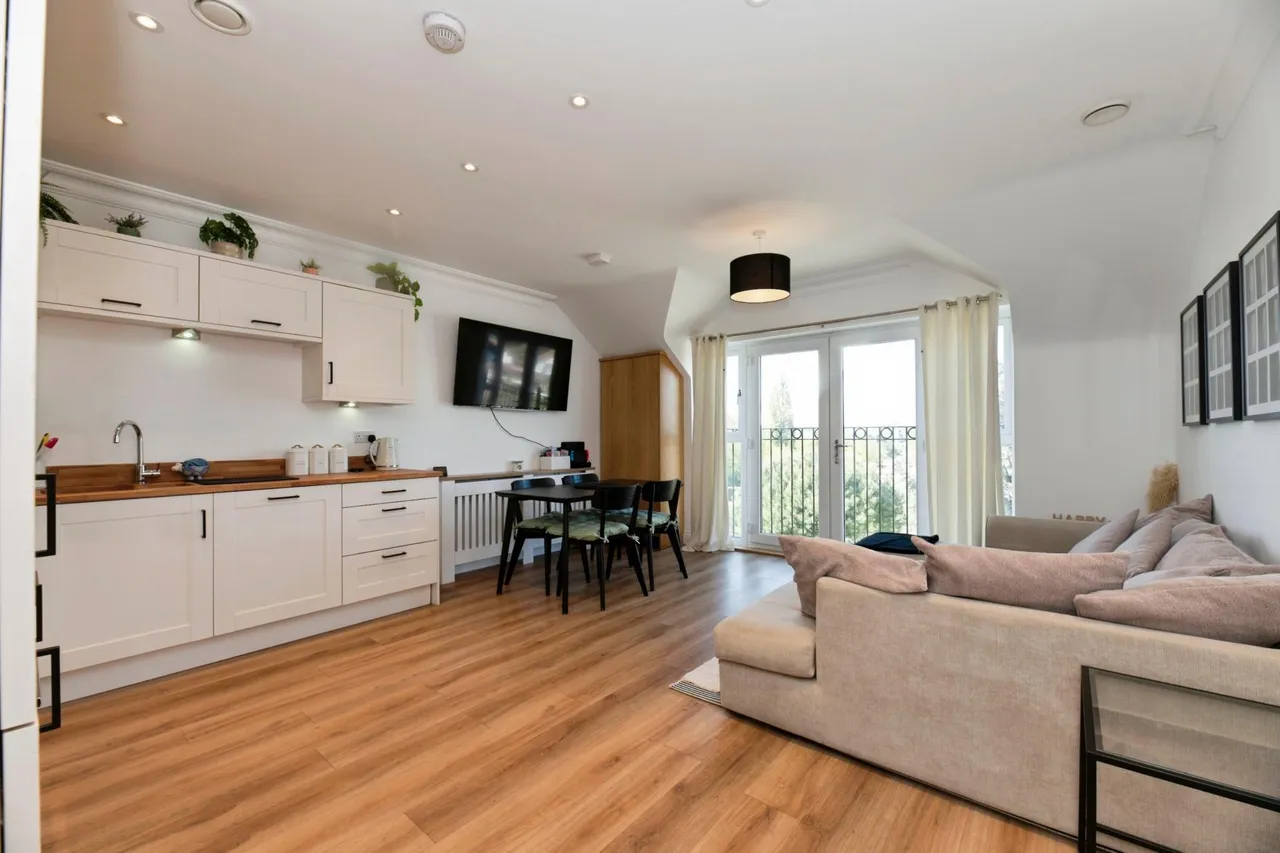 Merchant Close, Epsom, KT19, photo 3