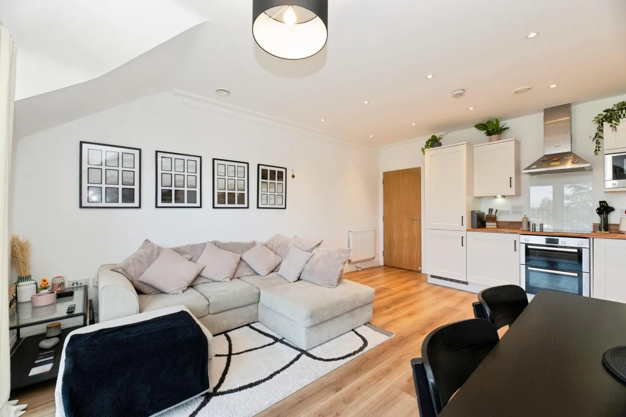 Merchant Close, Epsom, KT19, photo 4