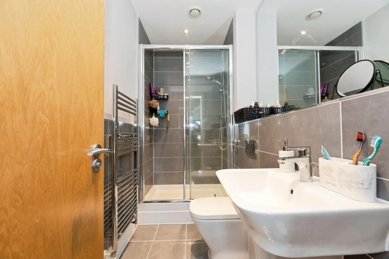 Merchant Close, Epsom, KT19, photo 16