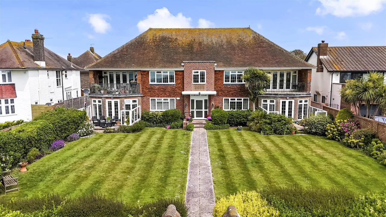 2 bed flat for sale — Marine Drive, Goring Hall, Worthing