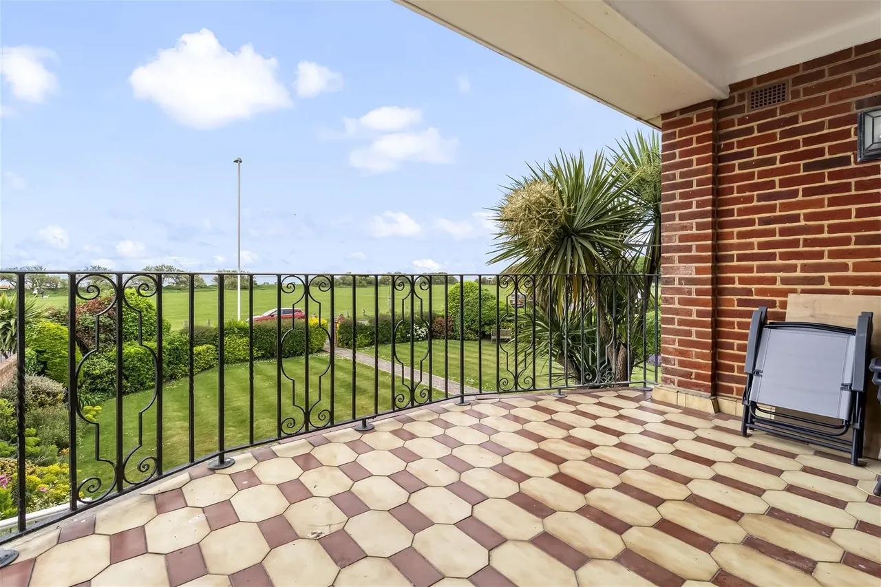 Marine Drive, Goring Hall, Worthing, photo 3