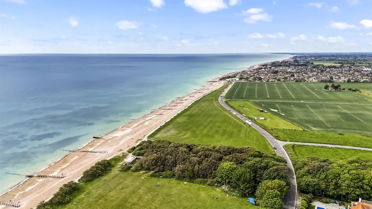 Marine Drive, Goring Hall, Worthing, photo 4