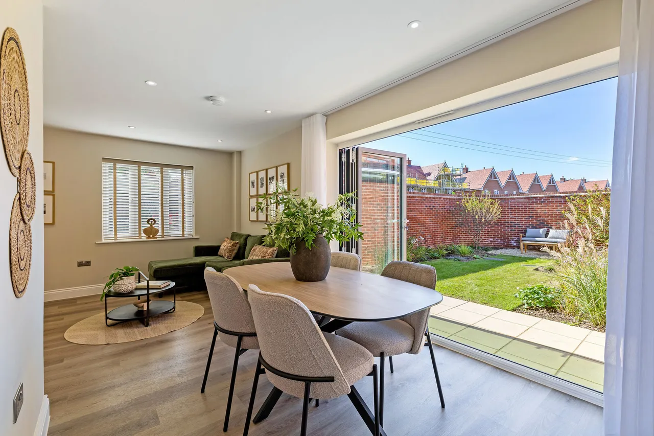 Sumners Fields, Barns Green, RH13, photo 2
