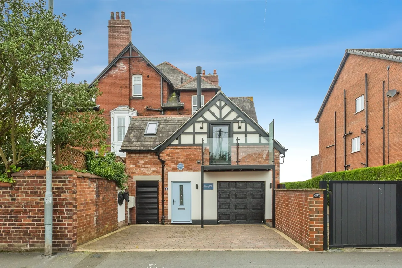 2 bed flat for sale — Manygates Lane, Wakefield