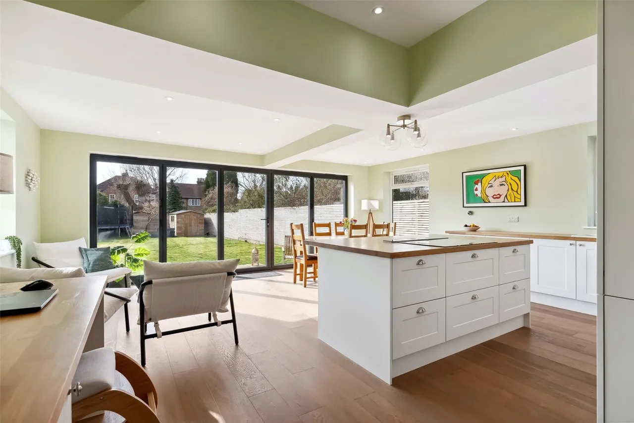 4 bed house for sale — Courtlands Avenue, Hampton, TW12 3NS