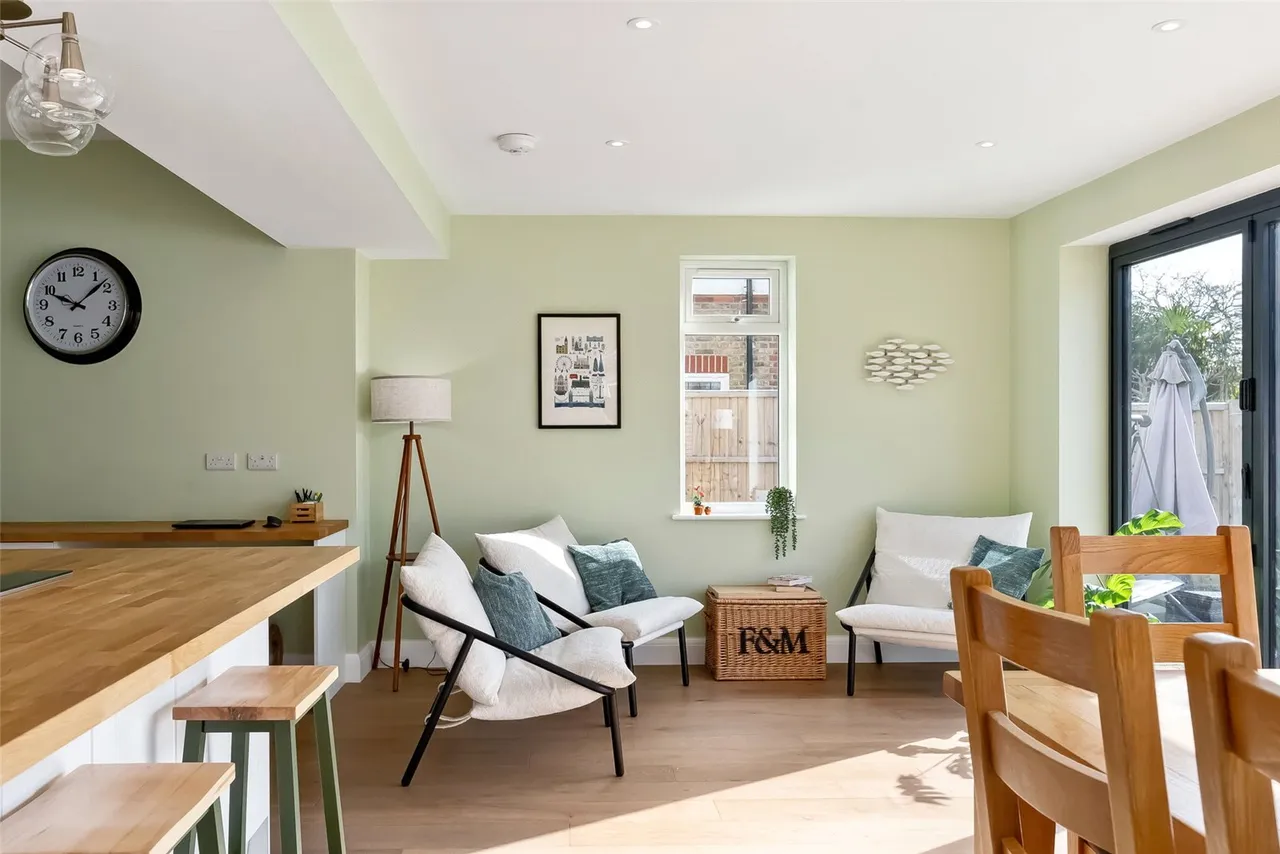 Courtlands Avenue, Hampton, TW12 3NS, photo 11
