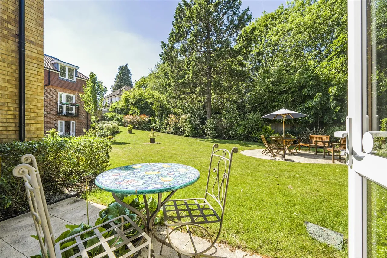 Great Tattenhams, Epsom, KT18, photo 2