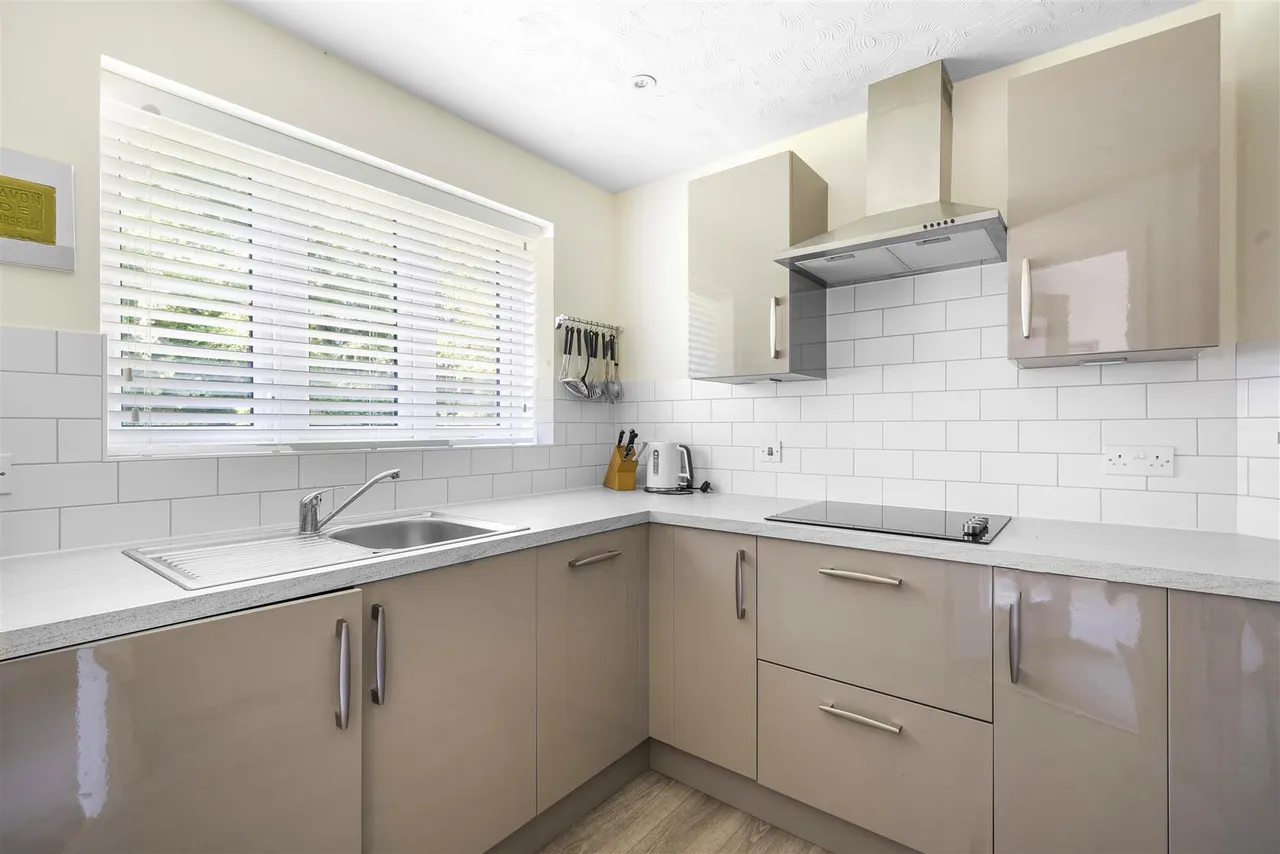 Great Tattenhams, Epsom, KT18, photo 3
