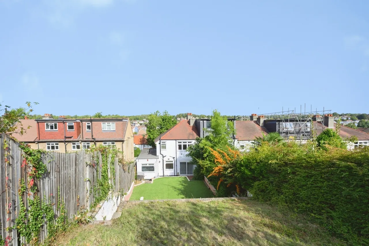 Westleigh Avenue, COULSDON, Surrey, CR5, photo 8