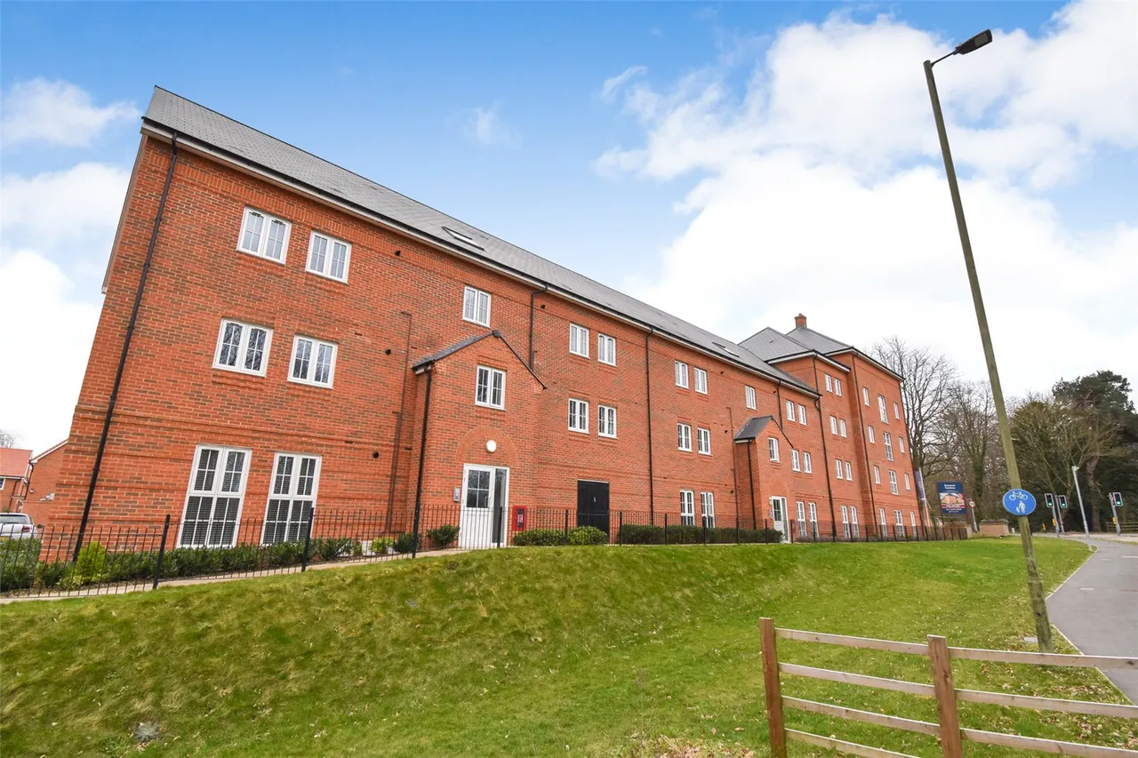 2 bed flat for sale, Charteris Close, Wellesley, GU11