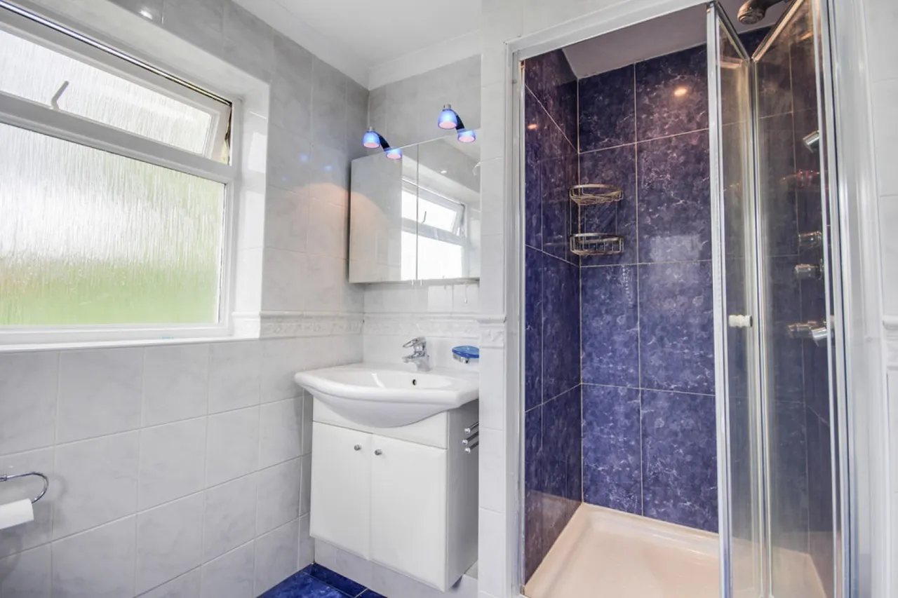 Mornington Avenue, Finchampstead, photo 12