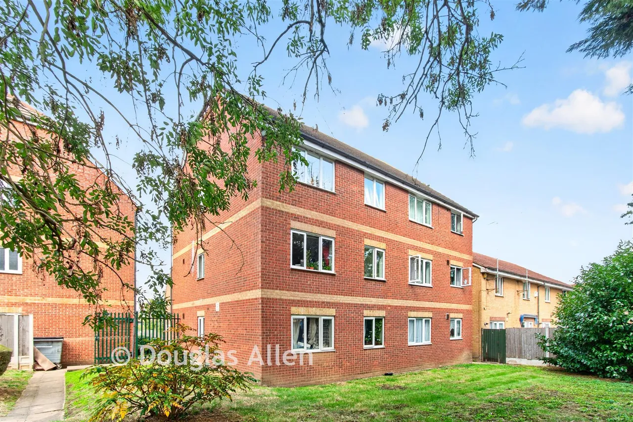 2 bed flat for sale, Fenman Gardens, Ilford, IG3