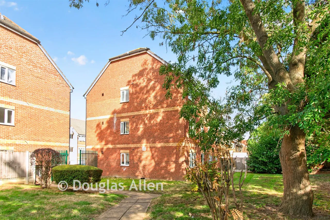 Fenman Gardens, Ilford, IG3, photo 8