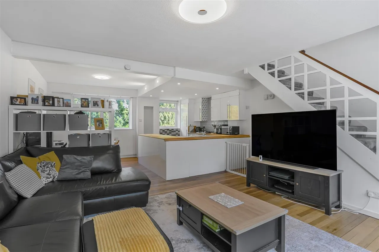 2 bed flat for sale — Grove Avenue, Epsom, KT17 4DU