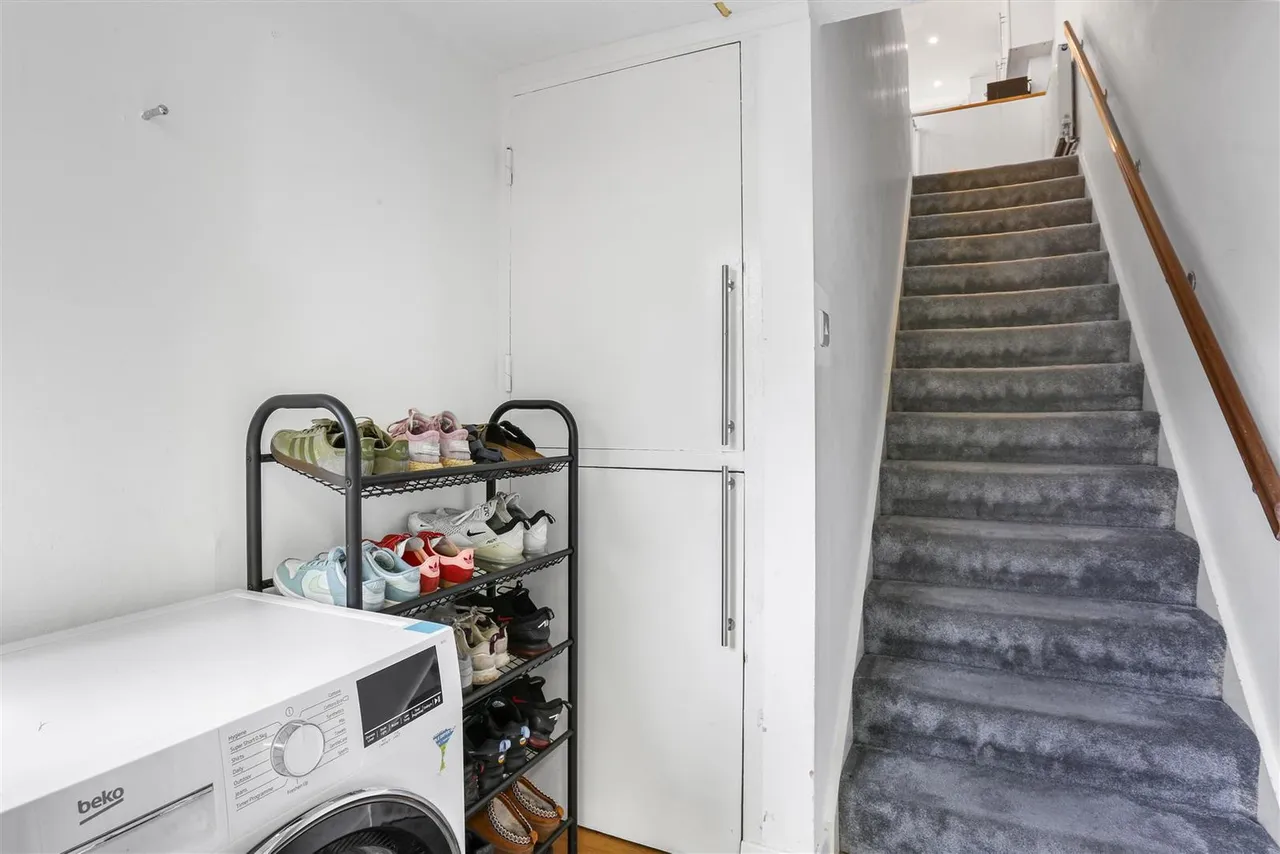 Grove Avenue, Epsom, KT17 4DU, photo 24