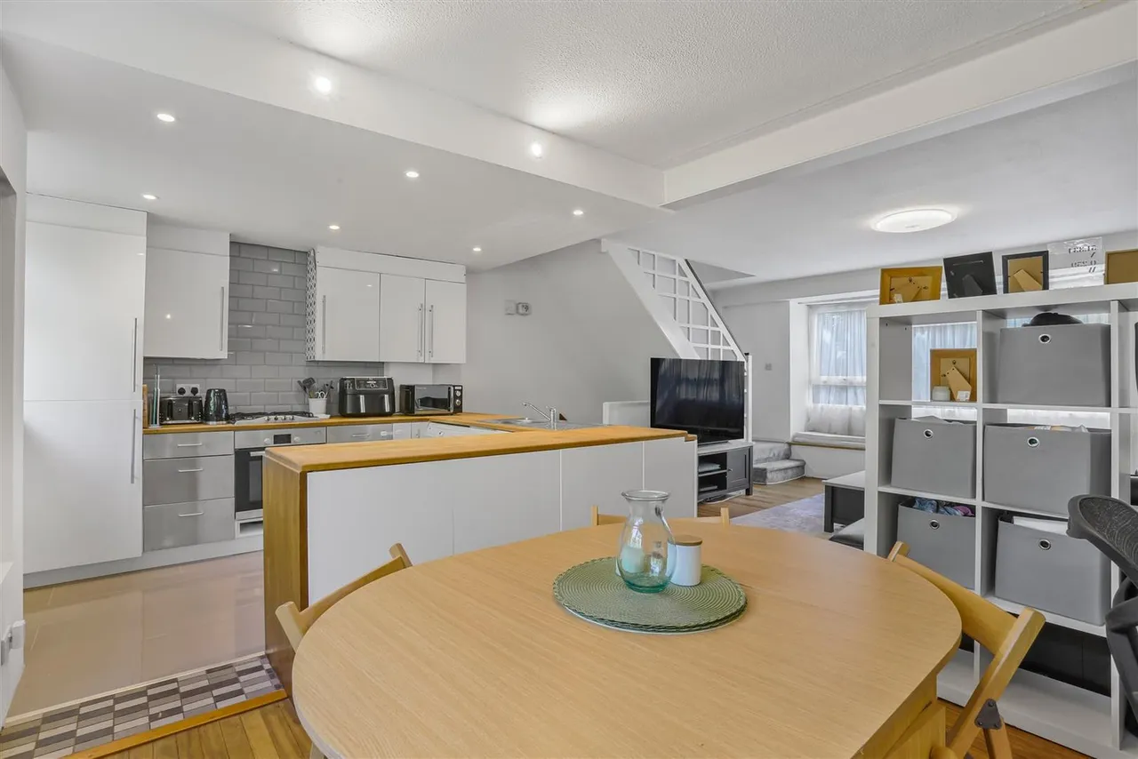Grove Avenue, Epsom, KT17 4DU, photo 9