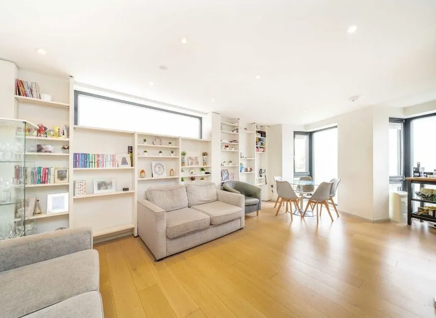 Seven Sisters Road, Holloway, N7, photo 2