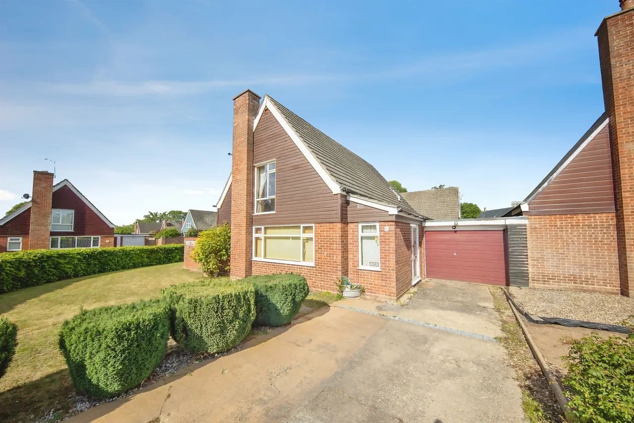 3 bed chalet for sale — Sandringham Close, Ipswich