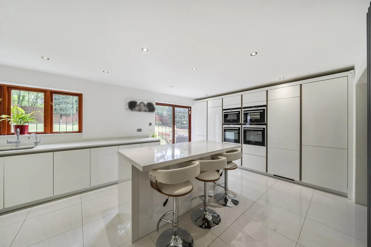 Davenham Avenue, Northwood, HA6, photo 2
