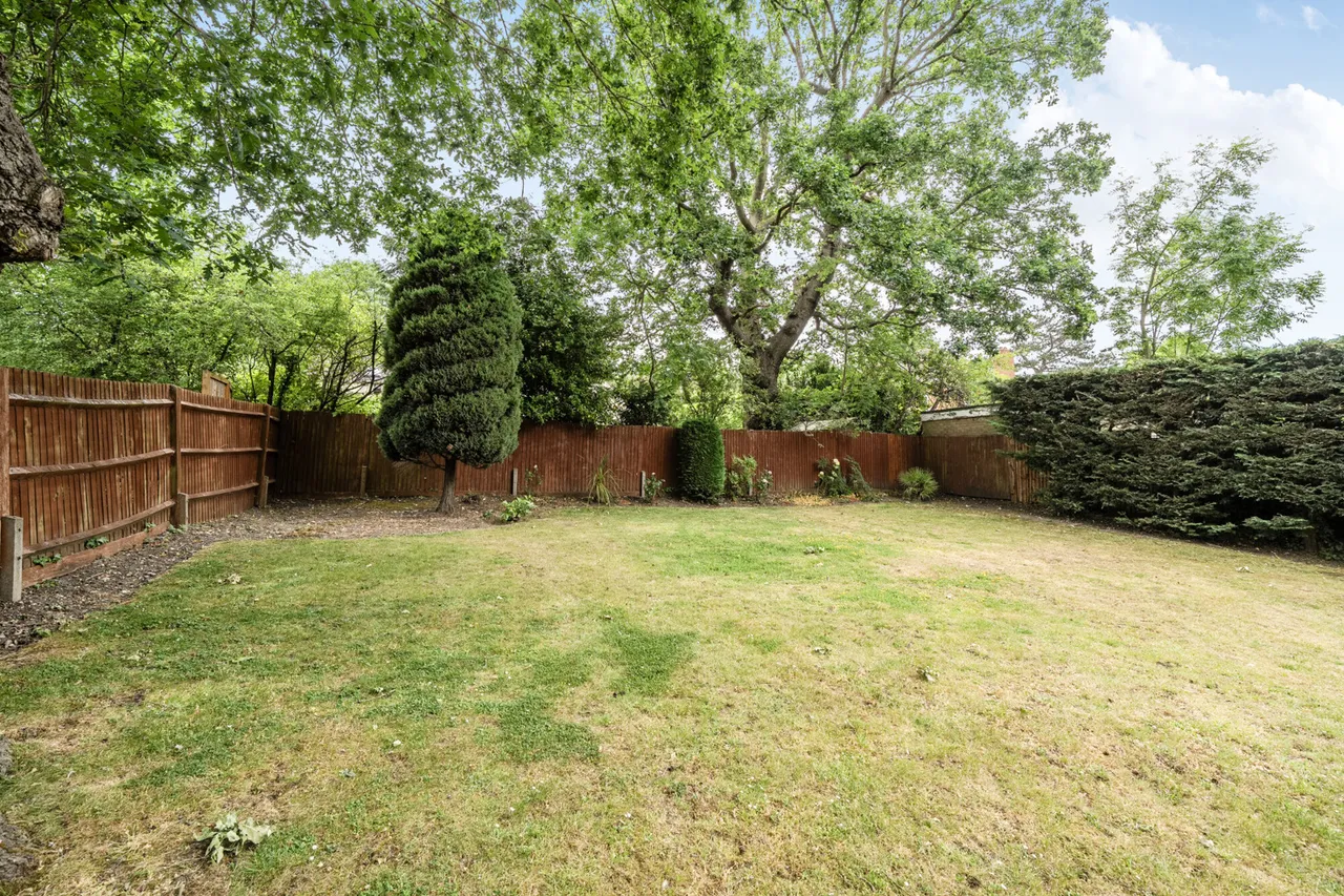 Davenham Avenue, Northwood, HA6, photo 25