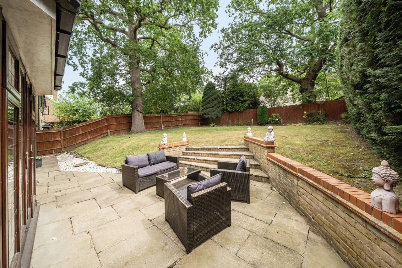 Davenham Avenue, Northwood, HA6, photo 24