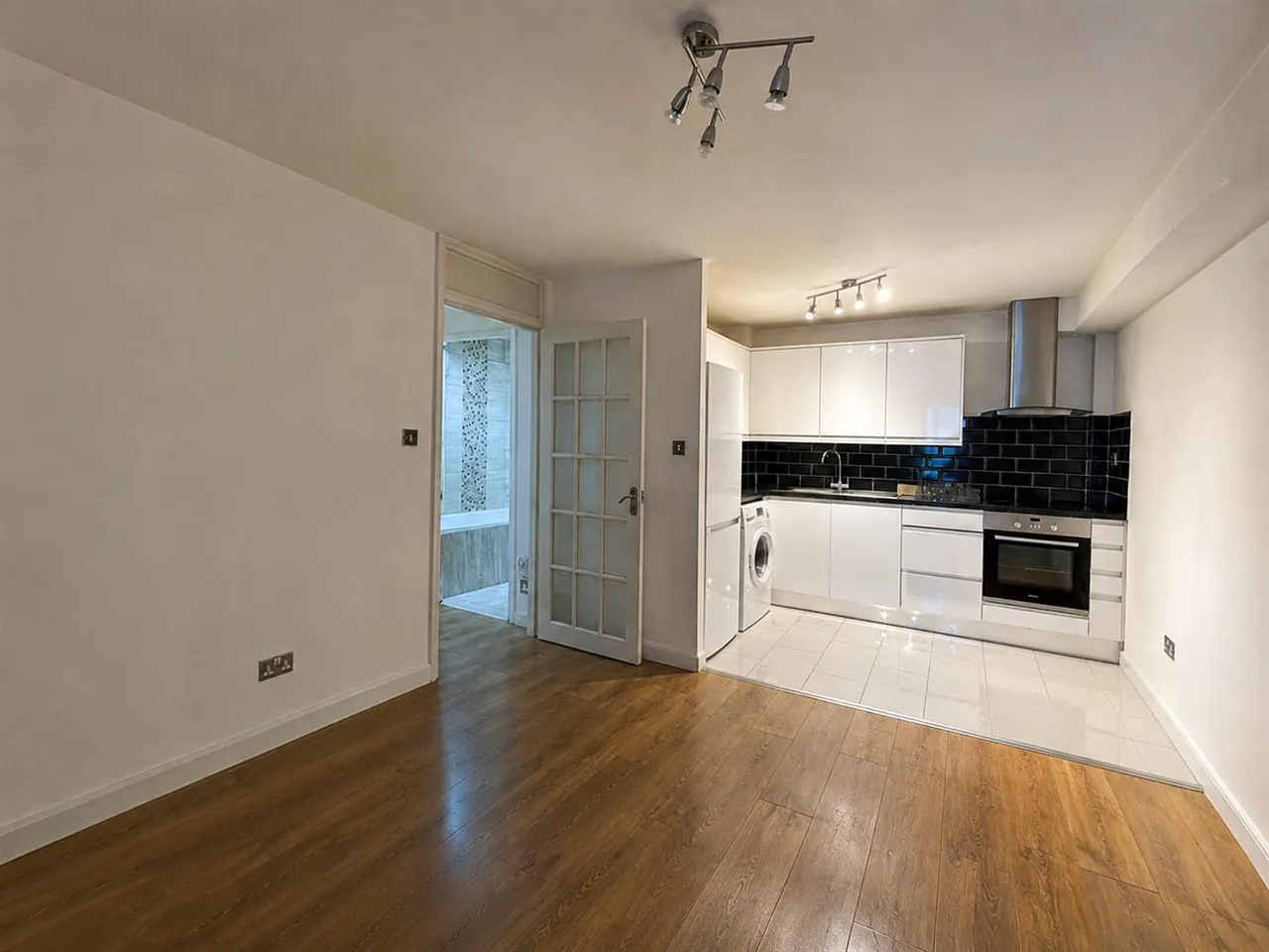 Vicarage Farm Road, Heston, photo 6